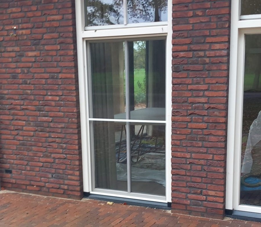 Inzethor voor draaikiepraam op maat geplaatst in kunststof kozijn tegen muggen